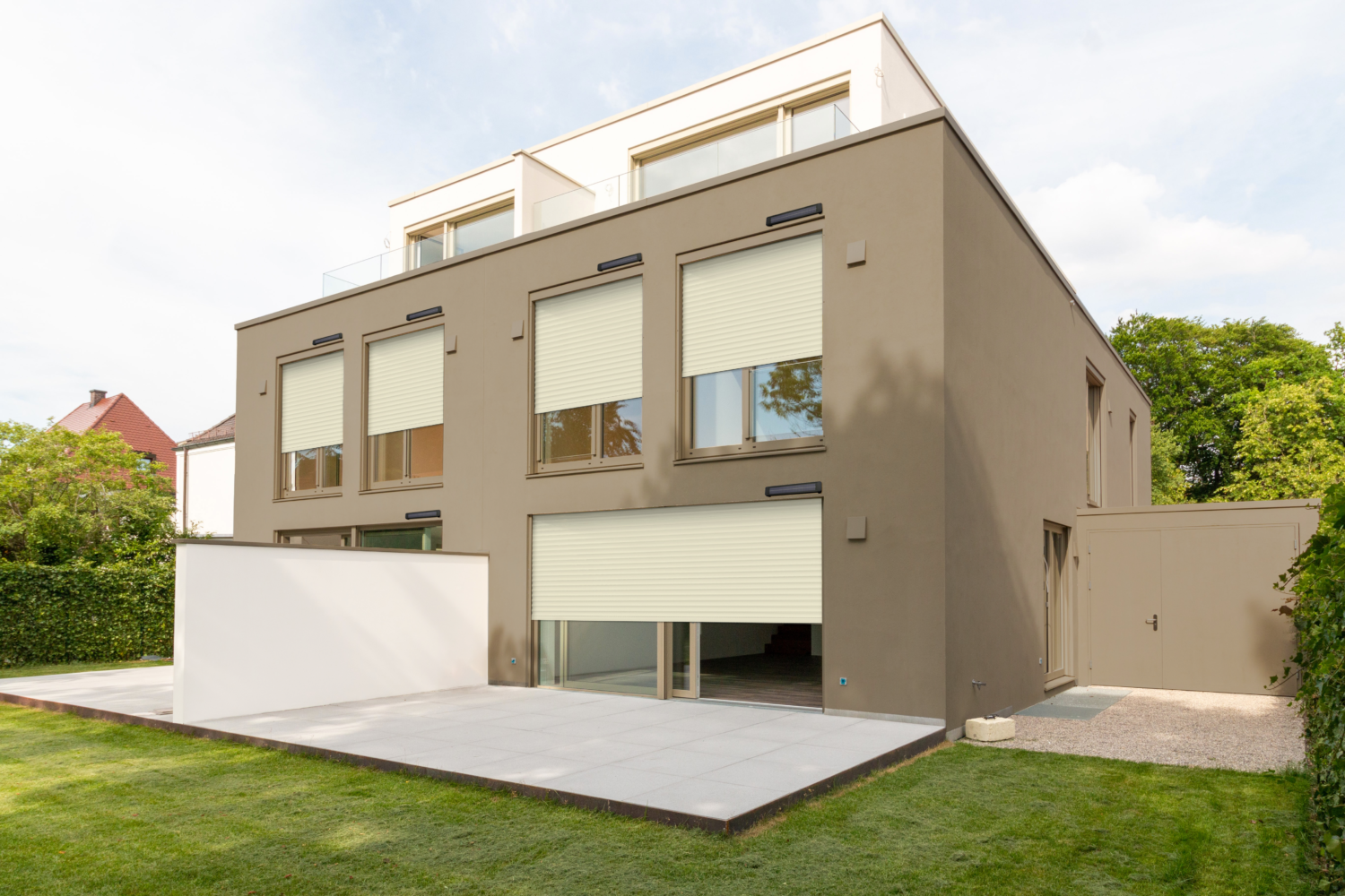 Maison Moderne, Cubique, équipée de Volets Roulants Traditionnel Solaires beige RAL1015 de la marque YOUVE