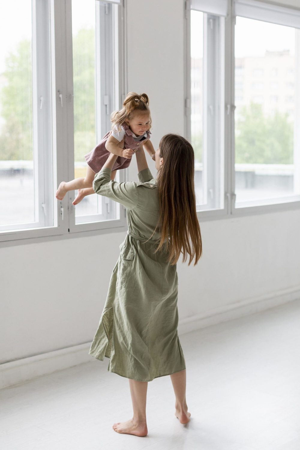 Moment de complicité entre une maman et sa fille, en intérieur