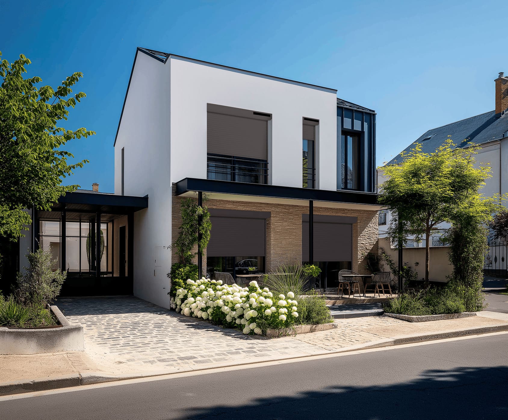 Visuel du volet rénovation solaire pan coupé sur maison de rue moderne RAL 8019